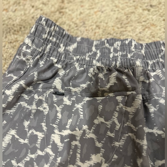 Vuori Dash Short, size small, in opal spots - Picture 3 of 10